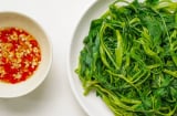 Luộc rau muống đừng thả ngay vào nồi: Bỏ thêm thứ này vào trước rau xanh giòn, không thâm đen