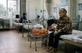 Mẹ chồng nhập viện chỉ nhận một thùng mì từ con dâu, nghe lý do phía sau ai cũng lặng người