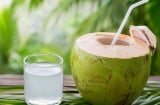 Những người cần hạn chế uống nước dừa