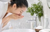Bất ngờ cách rửa mặt với nước muối giúp sáng da, giảm thâm, giảm mụn nhưng phải dùng đúng