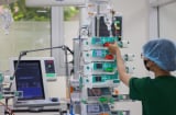 Đá bóng dưới nắng nóng, thiếu niên bị sốc nhiệt, suy gan thận
