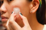 Cách dùng đá lạnh giúp se khít lỗ chân lông, da mịn màng trắng sáng