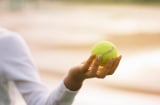 Mẹo chống mỏi chân khi đi máy bay: Chỉ cần một quả bóng tennis và chiếc tất