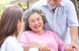 Câu chuyện “Mang cha bỏ chùa” và những áp lực khi chăm sóc cha mẹ già