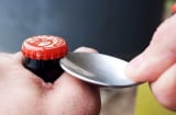 Mẹo khui nắp chai bia trong 3 giây không cần dụng cụ: Nhắm đúng 'điểm tử huyệt' này, nắp tự bật dễ dàng