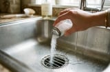 Đổ một nắm muối xuống ống thoát nước: Tác dụng kỳ diệu khiến nhà nhà đua nhau làm theo