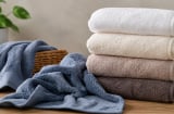  Vì sao khăn tắm bị khô cứng? Những lưu ý giúp khăn luôn mềm mại như mới