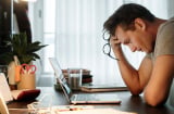 Burnout văn phòng gia tăng khiến nhiều người trẻ dễ bị đột quỵ