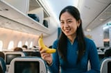 Tại sao tiếp viên hàng không luôn mang theo quả chuối lên máy bay? Sự thật bất ngờ ít ai biết