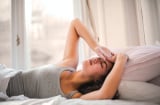 Tóc bớt xù rối mỗi sáng nhờ 5 thói quen đơn giản thực hiện trước khi đi ngủ