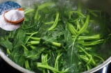 Vì sao muối giúp rau luộc xanh hơn?