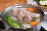 Có nên dùng nước luộc thịt để nấu canh? Loại nước này giàu dinh dưỡng hay nhiều tạp chất?
