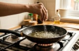 Thả một nhúm muối vào dầu nóng trước khi rán: Mẹo nhỏ giúp Shbet0099 cá cược trực tuyến ngon hơn