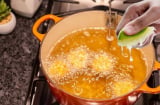 Tại sao bạn nên vắt chanh vào chảo dầu đang sôi?