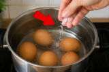 Tại sao bạn nên thả vài hạt muối vào nồi luộc trứng?