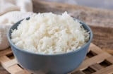 Mẹo giữ cơm không bị ôi thiu trong mùa hè nóng bức