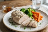 Cách luộc ức gà mềm ngọt, không bị khô bã, nhạt nhẽo