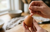 Tại sao nên dùng kim chọc một lỗ trên vỏ trứng rồi mới đem luộc?