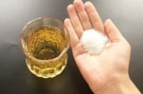 Thêm chút muối vào cốc bia có tác dụng gì?