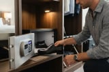 Mẹo “độc lạ” nhưng cực hiệu quả: Vì sao du khách nên để một chiếc giày vào két sắt khách sạn?