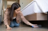 Vì sao nên kiểm tra gầm giường khách sạn ngay khi nhận phòng? Lợi ích to lớn bất ngờ