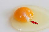 Trứng gà đập ra có sợi trắng đục: Có ăn được không?