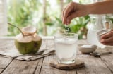 Vì sao bạn nên bỏ một chút muối vào nước dừa?