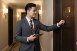 Vì sao nhân viên khách sạn luôn gõ cửa đúng 3 lần?