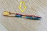 Lấy 2 bàn chải đánh răng cũ buộc vào nhau: Mẹo vặt đơn giản giải quyết rắc rối nhà nào cũng gặp phải