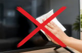 Tại sao không nên dùng giấy ăn lau màn hình tivi?