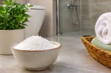 Nhiều người đặt bát muối trong nhà tắm, tưởng mê tín nhưng hóa ra có 5 lợi ích thiết thực