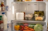 Tại sao nhiều người thường để 1 cuộn giấy vệ sinh trong tủ lạnh?