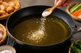 Vì sao nên cho một chút bột năng vào chảo dầu trước khi chiên rán?