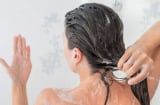 Sai lầm khi gội đầu nhiều phụ nữ mắc phải khiến tóc rụng nhiều hơn