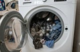 Thả đá lạnh vào giặt quần áo: Ai ngờ hiệu quả bất ngờ ai cũng muốn làm thử