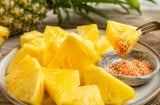 Vì sao nên ăn dứa chấm muối?