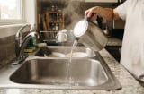 Tại sao tuyệt đối không nên đổ nước sôi xuống bồn rửa bát?