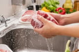 Vì sao không nên rửa thịt dưới vòi nước? Chuyện tưởng nhỏ mà không nhỏ