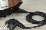 Tại sao dây nguồn nồi cơm điện 'tháo rời' được, còn máy sấy, quạt lại gắn cố định?