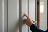 Vì sao nhiều nhà dán miếng urgo lên cánh cửa nhà vệ sinh? Hóa ra họ rất thông minh