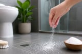 Vì sao nên rải muối lên sàn nhà tắm, nhà vệ sinh? Mẹo nhỏ lợi ích lớn mà nhiều người chưa biết