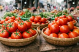 Đi chợ thấy cà chua có cuống xanh hay rụng cuống, loại nào tươi ngon hơn? Người bán lâu năm bật mí