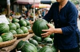 Mua dưa hấu đừng chỉ gõ vỏ: Nhìn 3 đặc điểm này mới chọn được quả ngọt và ít xốp