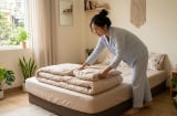 Vì sao không nên gấp chăn ngay sau khi ngủ dậy?
