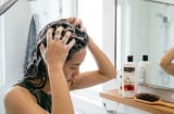 Tóc càng gội càng nhanh bết? Có thể bạn đang mắc 4 sai lầm rất phổ biến khiến da đầu tiết dầu nhiều hơn