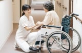 Thuê người chăm sóc cha mẹ già: Bất hiếu hay là cách báo hiếu thực tế?