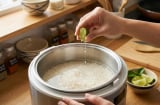 Mẹo nấu cơm 'chuẩn nhà hàng': Vắt vài giọt chanh vào nồi, kết quả bất ngờ sau khi mở nắp!