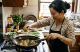 Vì sao bạn nên vắt vài giọt chanh vào chảo dầu trước khi chiên rán?
