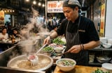 Vì sao các quán phở ngon luôn trần bát qua nước sôi trước khi múc?