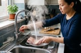 Rửa thịt bằng nước nóng trước khi nấu: Thói quen tưởng sạch nhưng có thể phản tác dụng